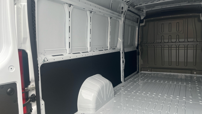 Peugeot Boxer 3500 Heavy L4 Diesel 2.2 BlueHDi 140 H2 Van Professional